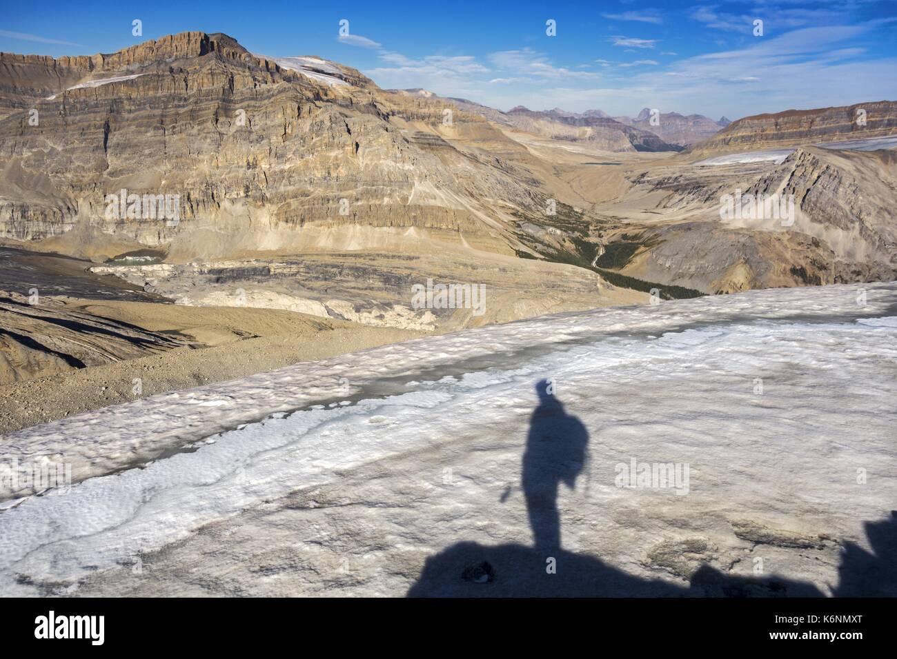 Scalatore di montagna Silhouette Shadow e lontano Rocky Mountain Peaks Paesaggio nel Parco Nazionale di Yoho, Montagne Rocciose British Columbia Canada Foto Stock