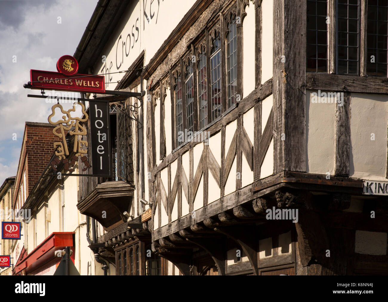 Regno Unito, Inghilterra, Essex, Saffron Walden, High Street, Old Cross Keys Hotel, C XV la struttura di legno pub, segno Foto Stock