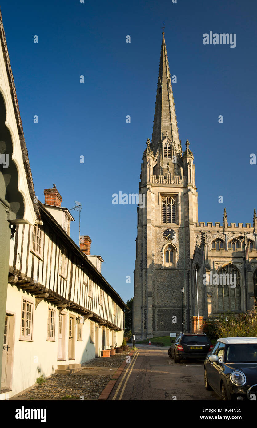 Regno Unito, Inghilterra, Essex, Saffron Walden, Sentiero della Chiesa, la struttura di legno case e la Chiesa Parrocchiale di Santa Maria Vergine Foto Stock