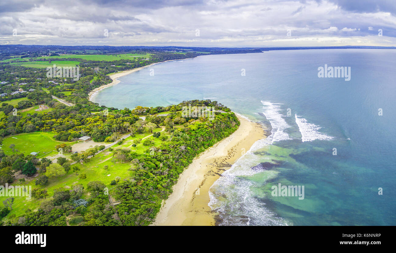 Spiaggia di sabbia e il bellissimo litorale - panorama dell'antenna Foto Stock