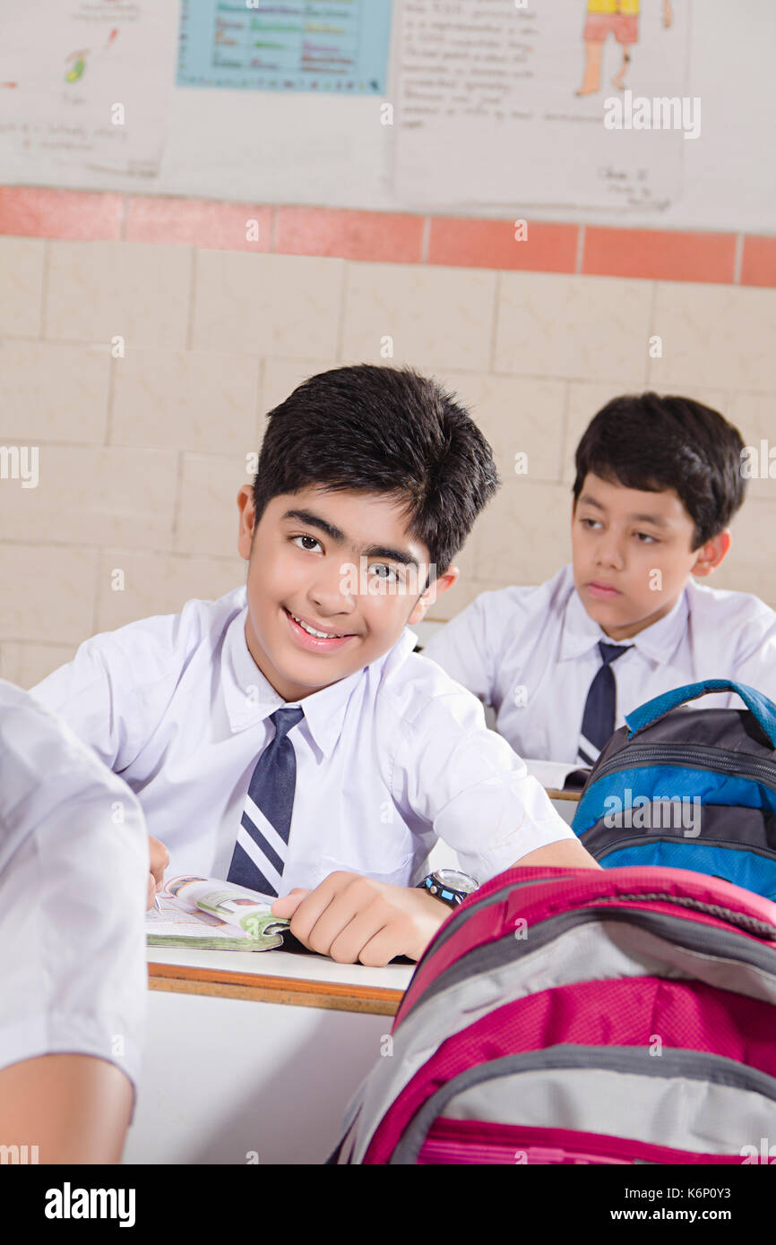 Indian School kids gli studenti a studiare in classe istruzione in camera Foto Stock