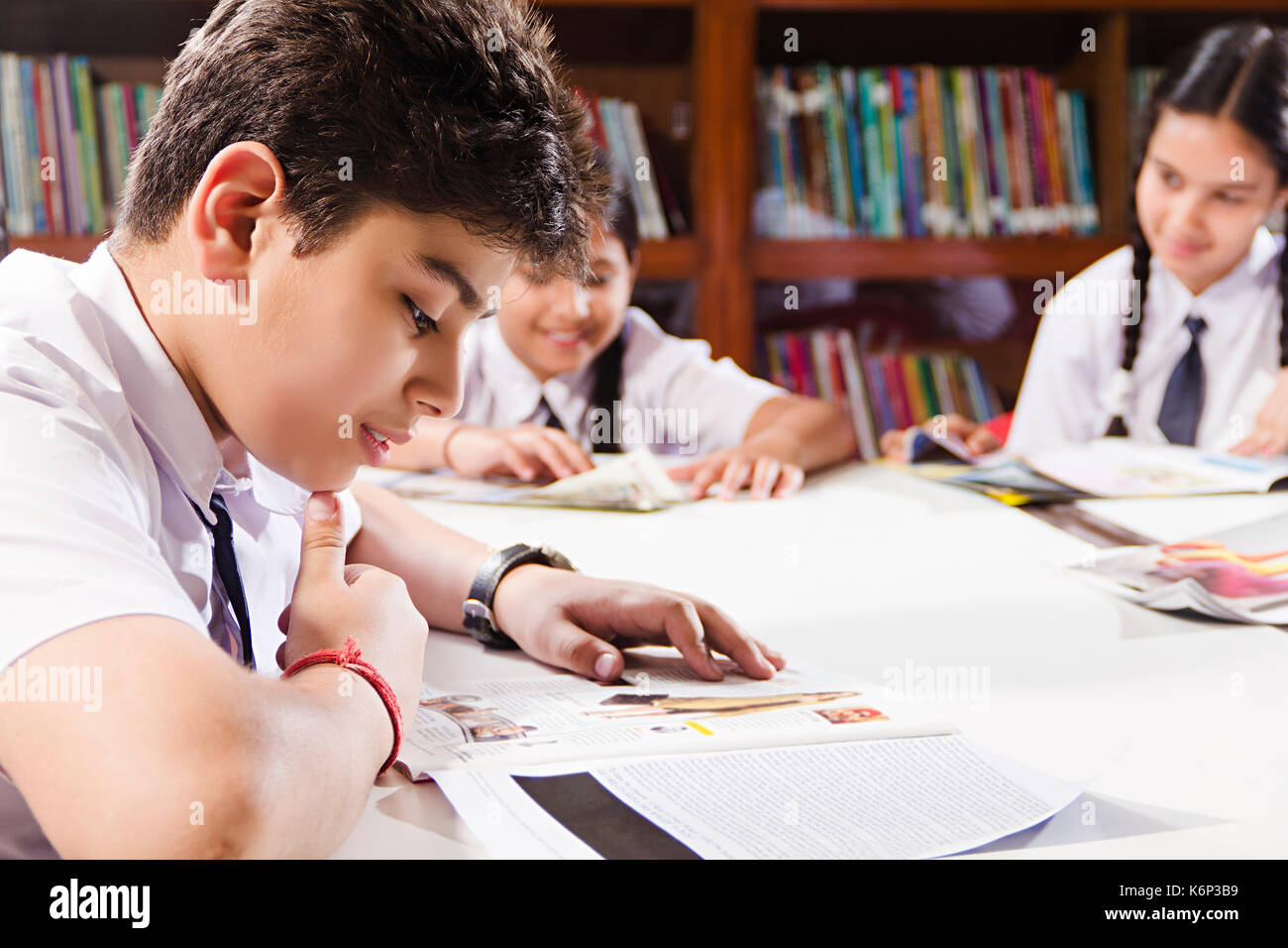 Indian School bambini agli studenti la lettura del libro di educazione di studio in biblioteca Foto Stock
