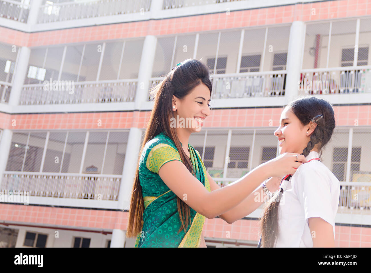 Insegnante della Scuola di accettazione medaglia vittoria una studentessa educazione riuscita celebrando Foto Stock