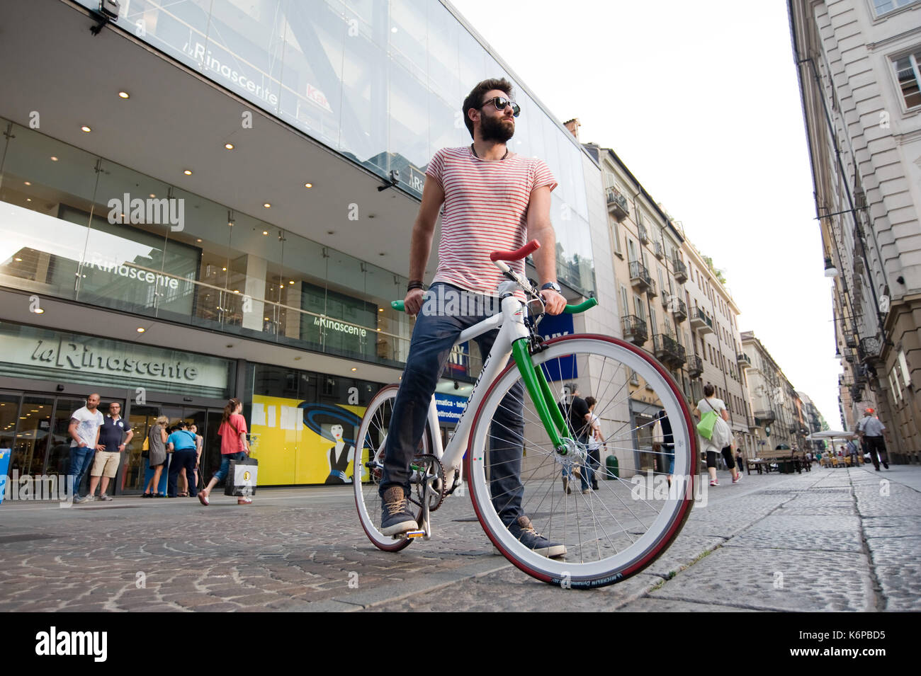 Zeroundici, italiano bici elettriche muoversi in città Foto Stock