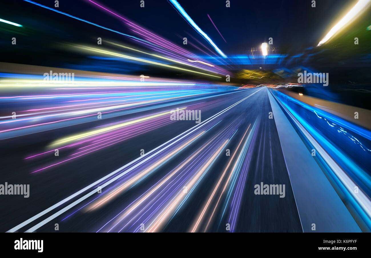 Lo spostamento in avanti motion blur sullo sfondo,scena notturna Foto Stock