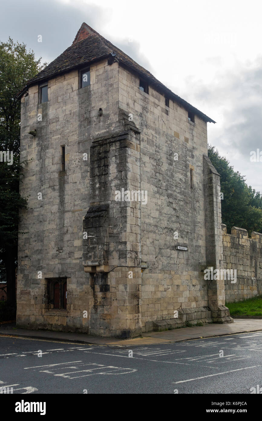 La postierla torre a fishergate porta nelle pareti della città di York sul lato sud della città costruita nel 1507 Foto Stock