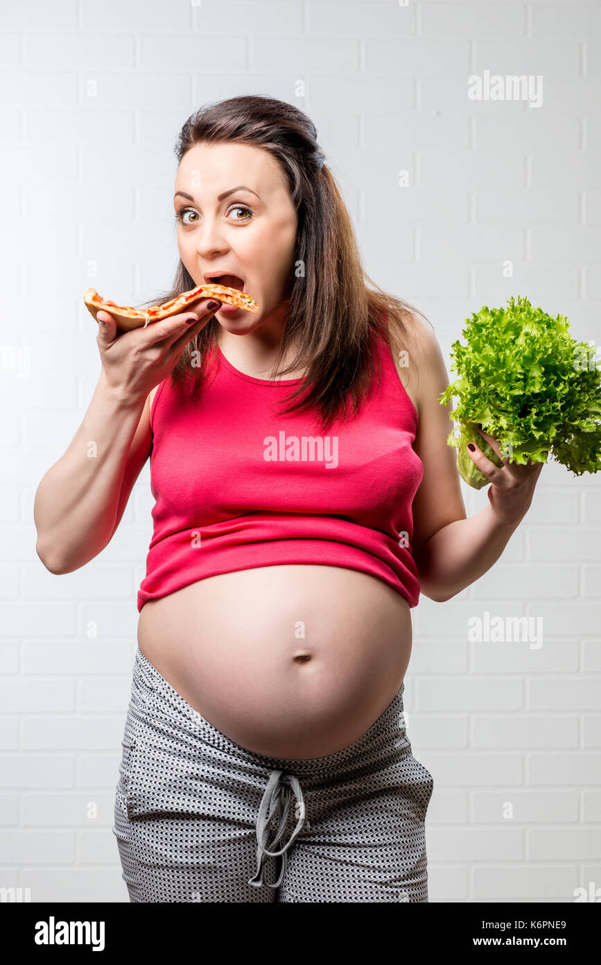 Una fame donna incinta sceglie il cibo improduttivi Foto Stock