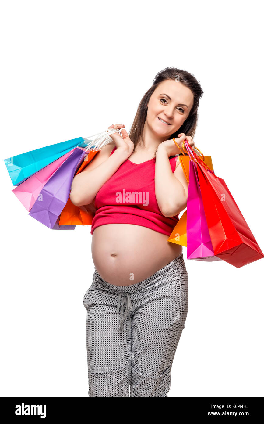 Ritratto verticale di una donna in gravidanza con pacchetti nelle sue mani Foto Stock