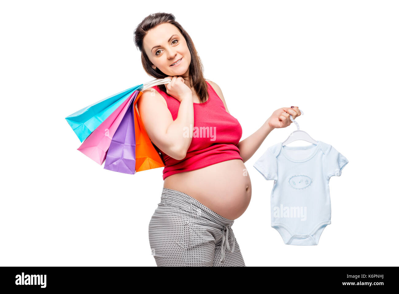 La donna in attesa per la nascita del suo figlio, ritratto dopo lo shopping su sfondo bianco Foto Stock