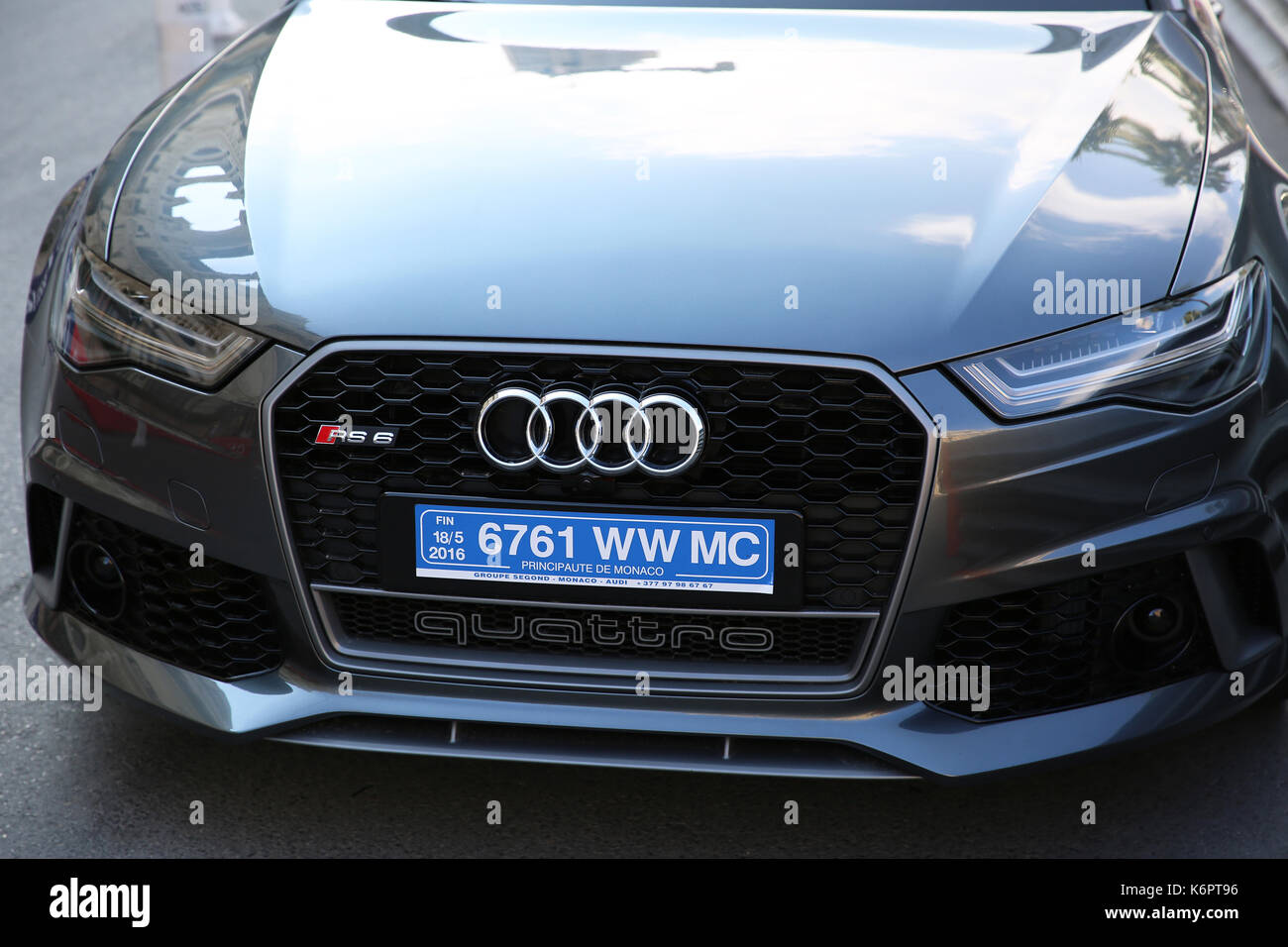 Montecarlo, Monaco - 17 Maggio 2016: grigio di lusso auto sportive Audi RS 6 Quattro parcheggiato di fronte al Casinò di Montecarlo nel Principato di Monaco Foto Stock