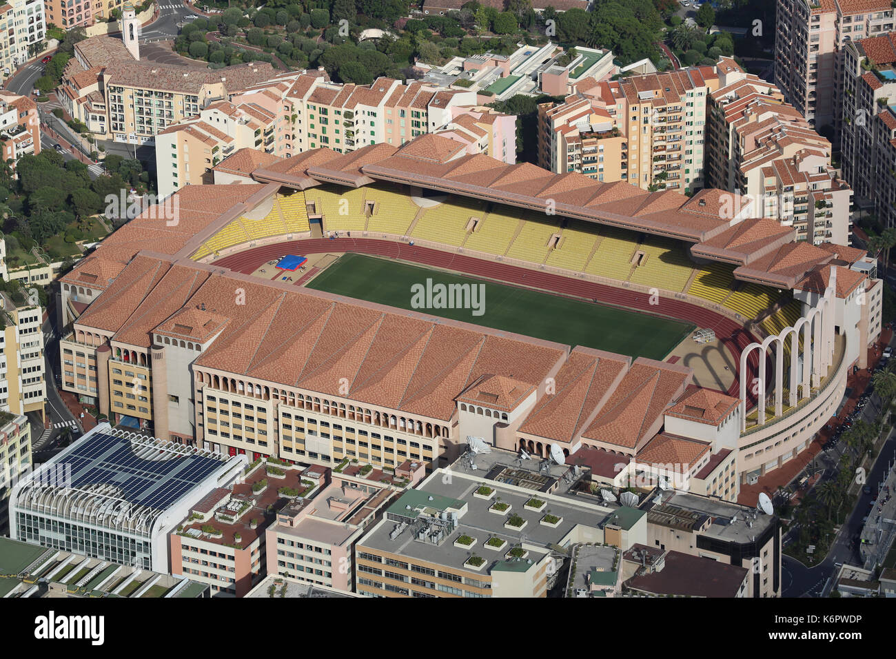 Fontvieille, monaco - 1 giugno 2016: vista aerea di stade louis ii e il quartiere di Fontvieille nel Principato di Monaco, nel sud della Francia Foto Stock