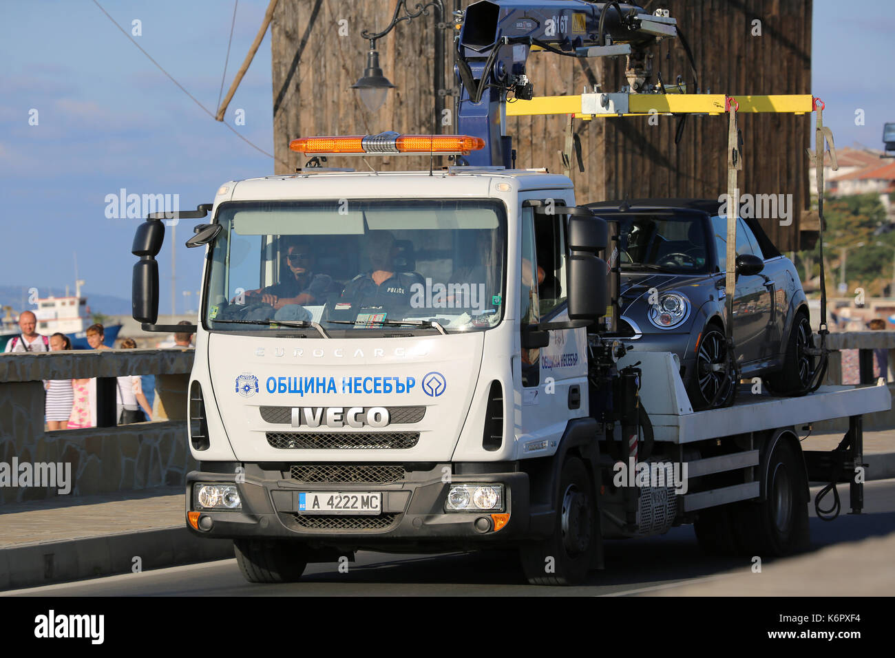 Nessebar, Bulgaria - Luglio 16, 2016: trainare camion Iveco Eurocargo toglie illegale auto parcheggiate nella città di Nessebar in Bulgaria Foto Stock