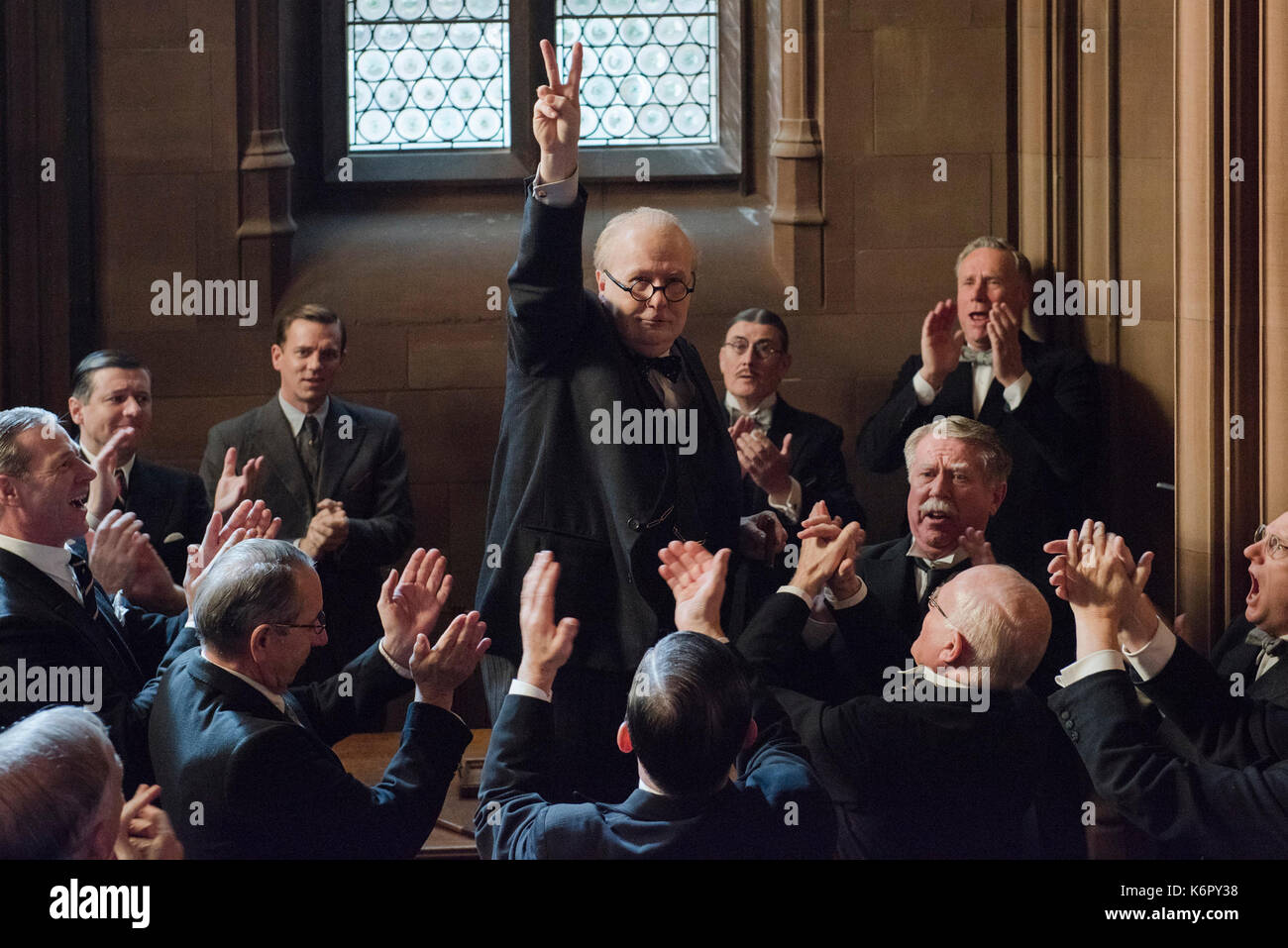 Data di rilascio: novembre 22, 2017 Titolo: l'Ora Più Buia STUDIO: Focus Features direttore: Joe Wright trama: Durante i primi giorni della seconda guerra mondiale, il destino dell'Europa occidentale si blocca sul neo-nominato Primo Ministro inglese Winston Churchill, che deve decidere se a negoziare con Hitler o lotta contro un incredibile contrasto. STARRING: Gary Oldman come Winston Churchill. (Credito Immagine: © Focus Features/Entertainment Immagini) Foto Stock