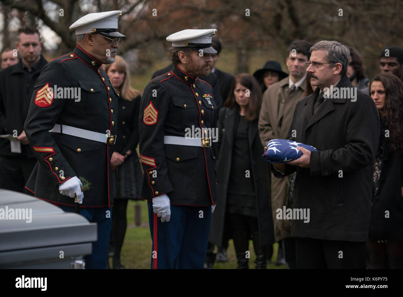 Data di rilascio: novembre 3, 2017 Titolo: Ultima bandiera Flying studio: Amazon Studios direttore: Richard Linklater trama: trenta anni dopo la loro serviti insieme in Vietnam, un ex Navy Corpsman Larry 'Doc' Pastore ri-unisce con i suoi vecchi amici, ex Marines Sal Nealon e il reverendo Richard Mueller, a seppellire suo figlio, una giovane marina ucciso nella guerra in Iraq. STARRING: Laurence Fishburne come Mueller, BRYAN CRANSTON come Sal, Steve Carell come Larry. (Credito Immagine: © Amazon Studios/Entertainment foto/ZUMAPRESS.com) Foto Stock