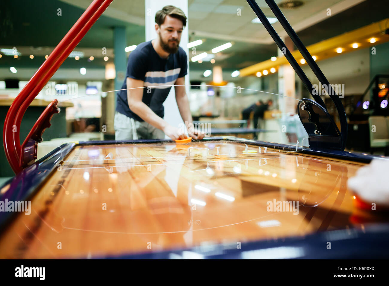 Air hockey è divertente anche per gli adulti Foto Stock