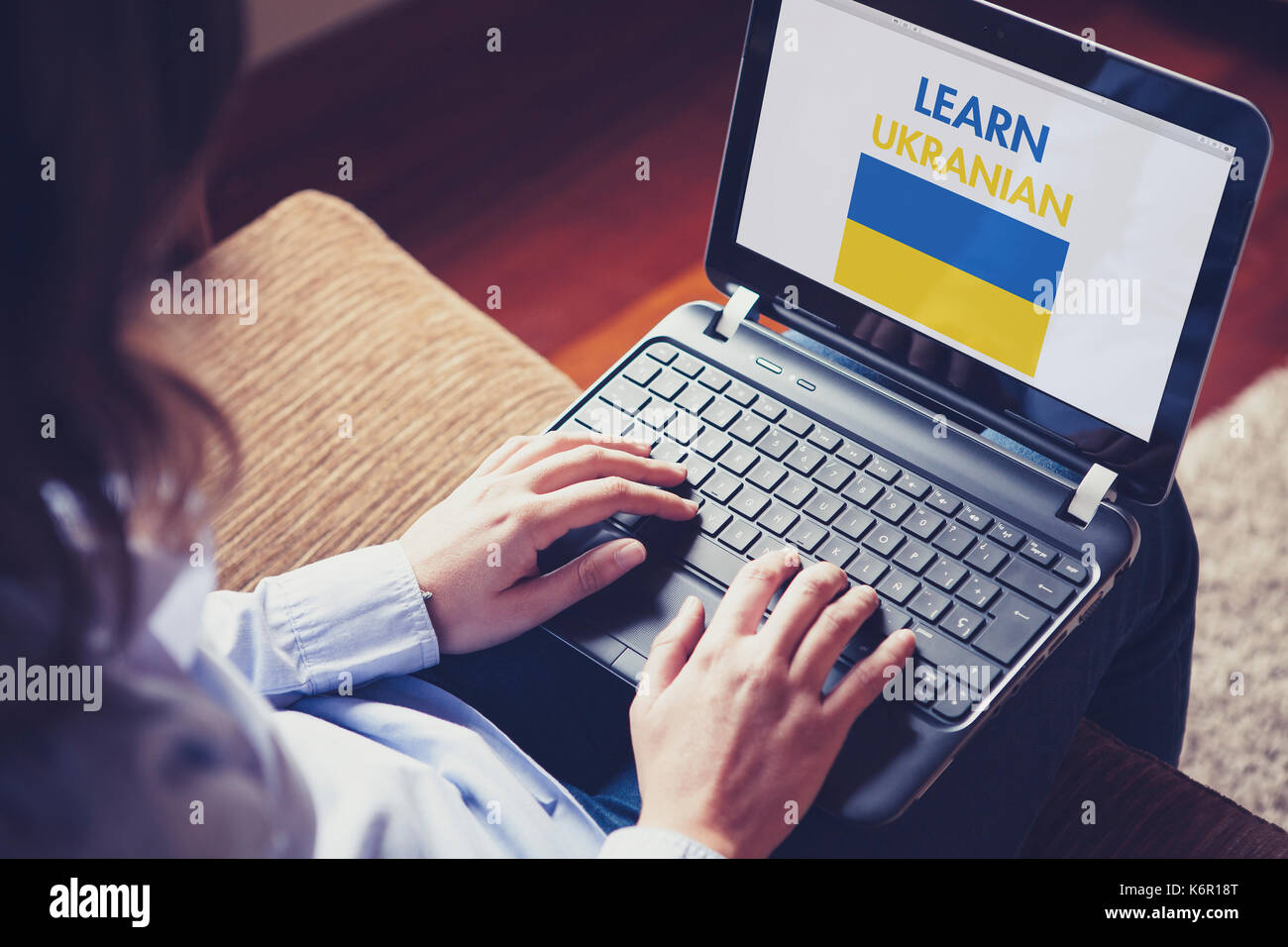 Donna che utilizza un computer portatile per imparare ucraino da internet Foto Stock