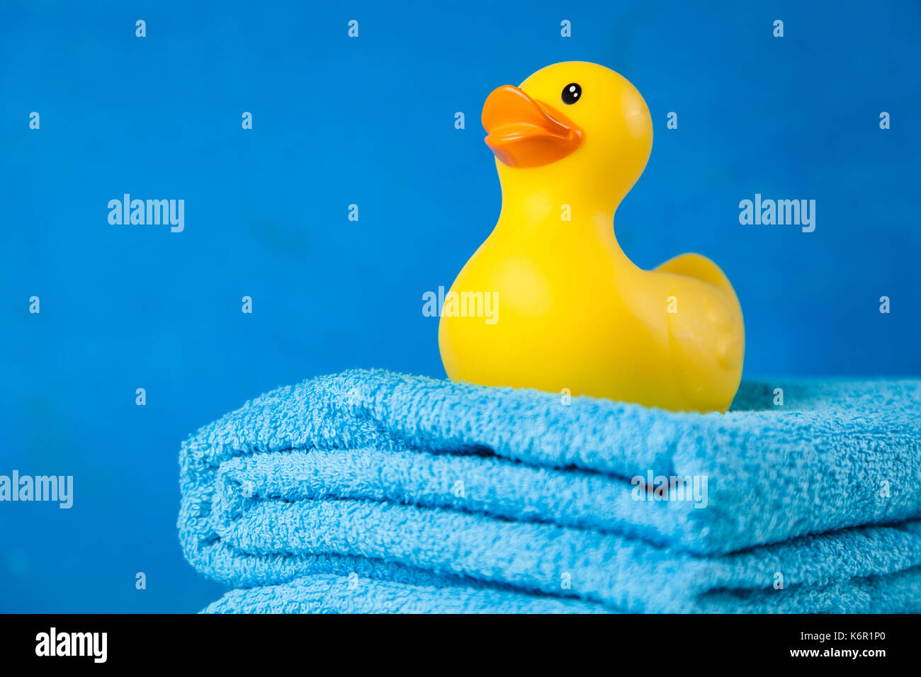 Coppia di piegato oft asciugamani blu e un giocattolo di anatra Foto Stock