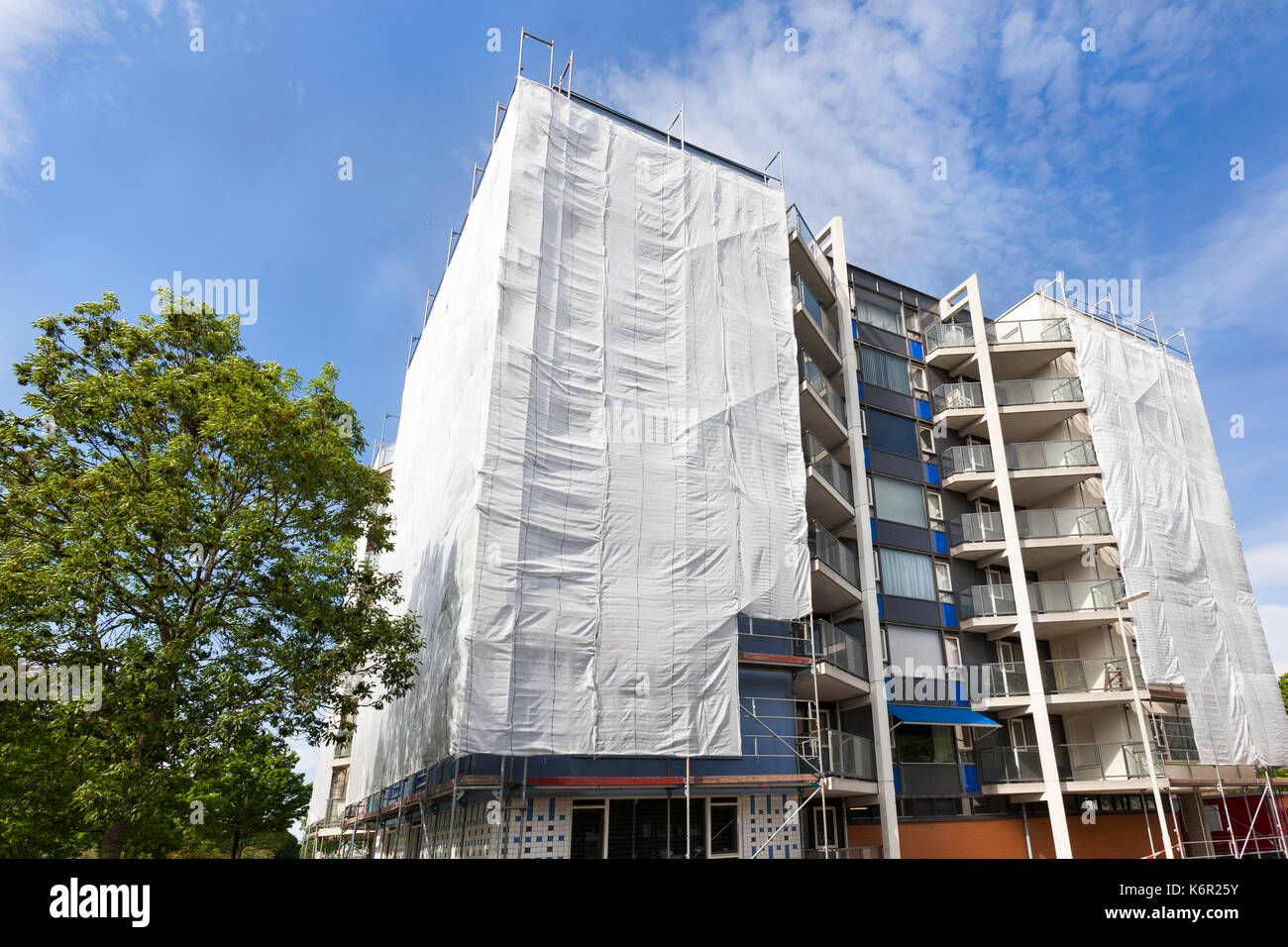 Ponteggio con reti di sicurezza durante i lavori di ristrutturazione di un edificio di appartamenti nei Paesi Bassi Foto Stock
