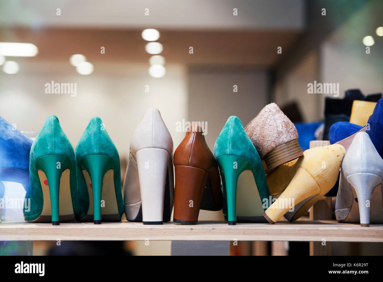 Tacchi alti nella calzatura store Foto Stock