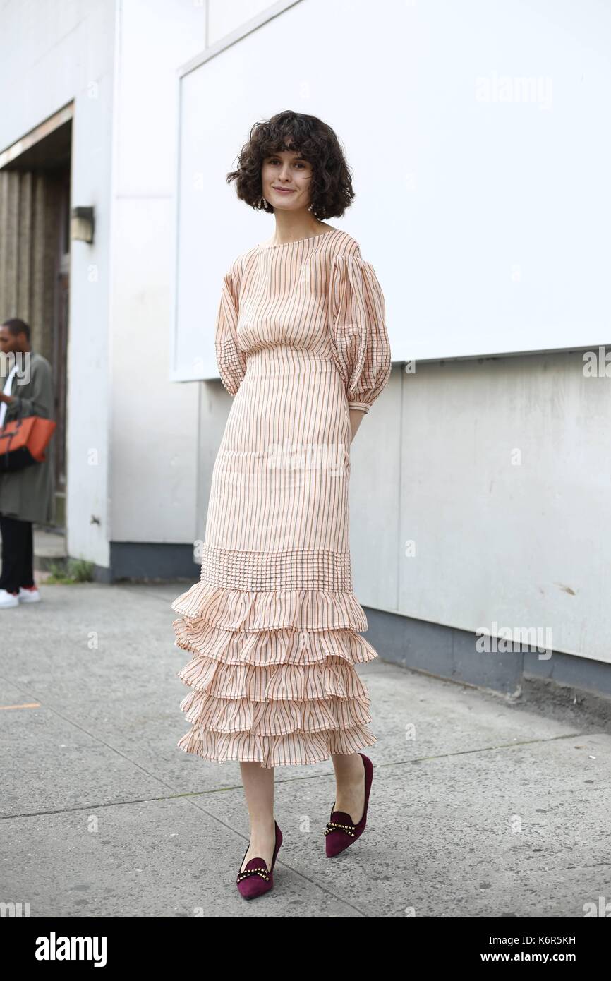 La stilista chloe hill che pongono al di fuori della pista zimmermann  mostra durante la settimana della moda di new york - Settembre 11, 2017 -  foto: pista manhattan/valentina ranieri ***per solo