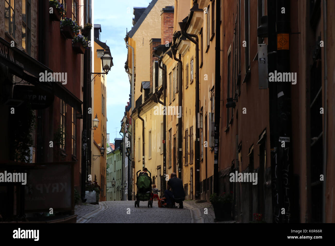 Stoccolma, Svezia. 12 giugno, 2017. Le strette viuzze e vecchi edifici con facciate storiche costituiscono la Città Vecchia (Gamla Stan) nella capitale svedese di Stoccolma. prese 12.06.2017. Foto: Peter Zimmermann/dpa-zentralbild/zb | in tutto il mondo di utilizzo/dpa/alamy live news Foto Stock