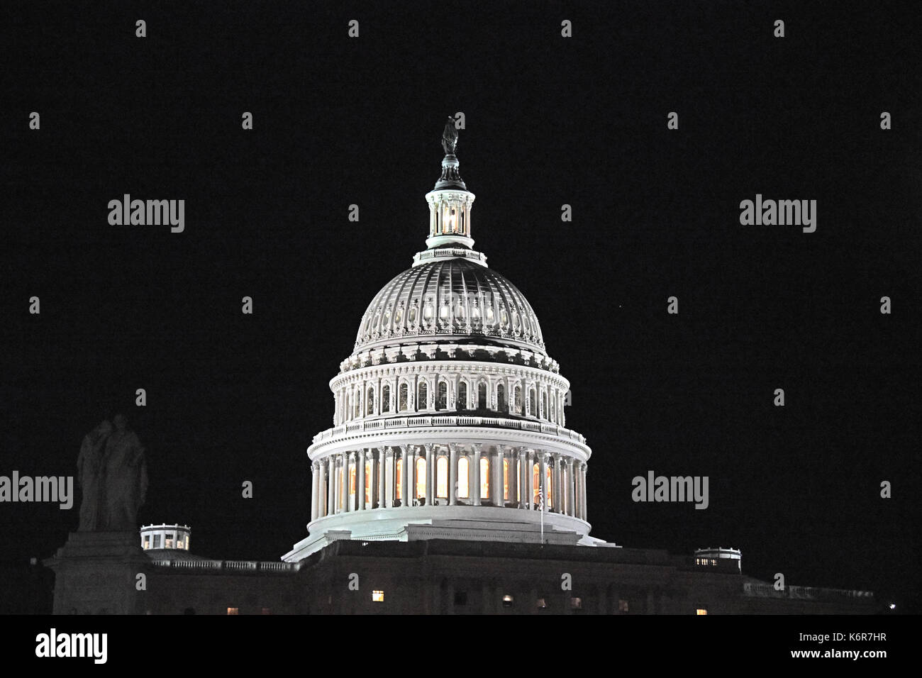 Vista notturna ad altissima risoluzione della cupola del Campidoglio degli Stati Uniti con la lanterna illuminata che guarda verso il fronte ovest di Washington, DC martedì 12 settembre 2017. La lanterna si accende quando una o entrambe le Case del Congresso sono in sessione. Credito: Ron Sachs/CNP /MediaPunch Foto Stock