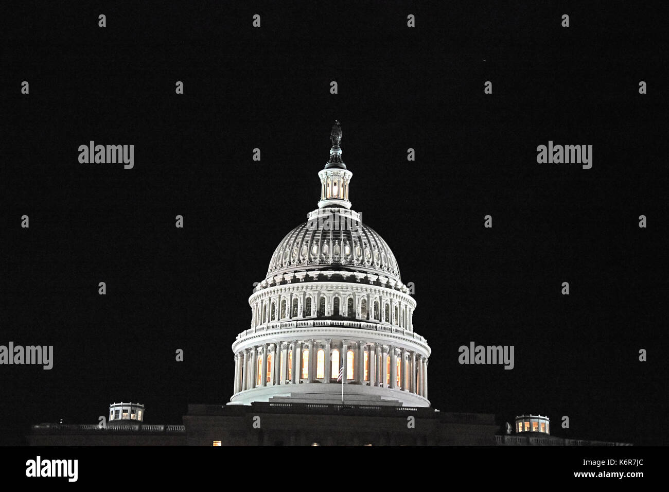 Vista notturna ad altissima risoluzione della cupola del Campidoglio degli Stati Uniti con la lanterna illuminata che guarda verso il fronte ovest di Washington, DC martedì 12 settembre 2017. La lanterna si accende quando una o entrambe le Case del Congresso sono in sessione. Credito: Ron Sachs/CNP /MediaPunch Foto Stock