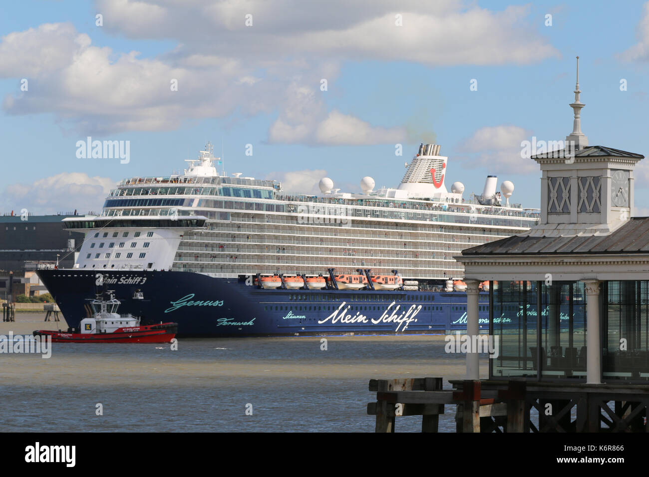 Gravesend, Kent, Regno Unito. Xiii Sep, 2017. La più grande nave da crociera mai a visitare Londra International Cruise Terminal di Tilbury, ed eventualmente il Tamigi, è partito il fiume. 293 metro lungo Mein Schiff 3 Nana Gravesend come Lei passava. La partenza della nave è stato ritardato di due volte a causa della tempesta Aileen. Credito: Rob Powell/Alamy Live News Foto Stock