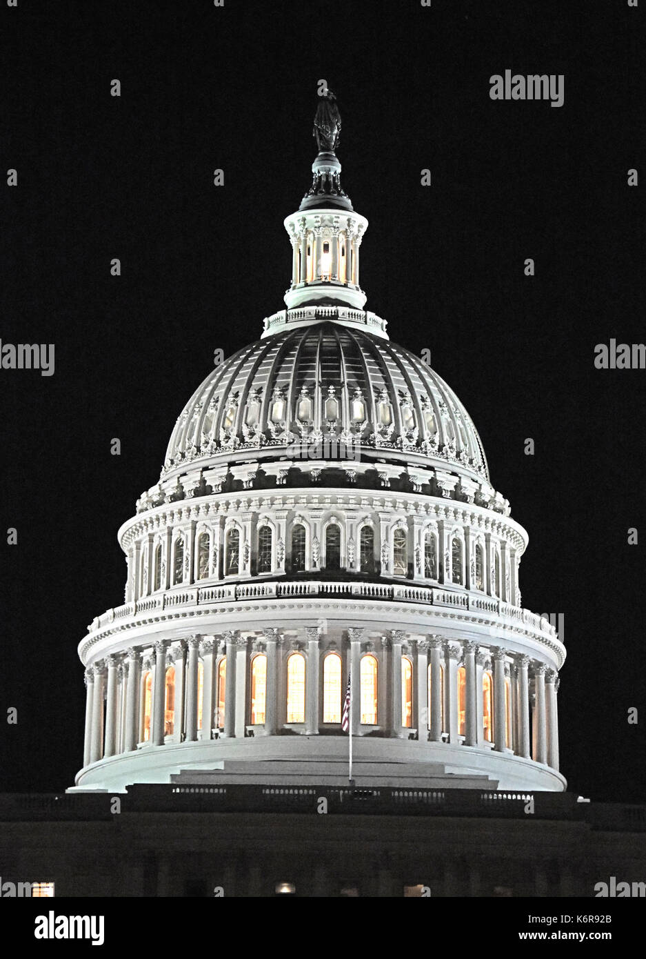 Una risoluzione molto alta vista notturna della cupola del Campidoglio degli Stati Uniti con la lanterna accesa guardando verso il fronte ovest in Washington, DC martedì, settembre 12, 2017 la lanterna è accesa quando una o entrambe le case del congresso sono in sessione. Credito: ron sachs/cnp - nessun filo service - foto: ron sachs/consolidato/dpa Foto Stock