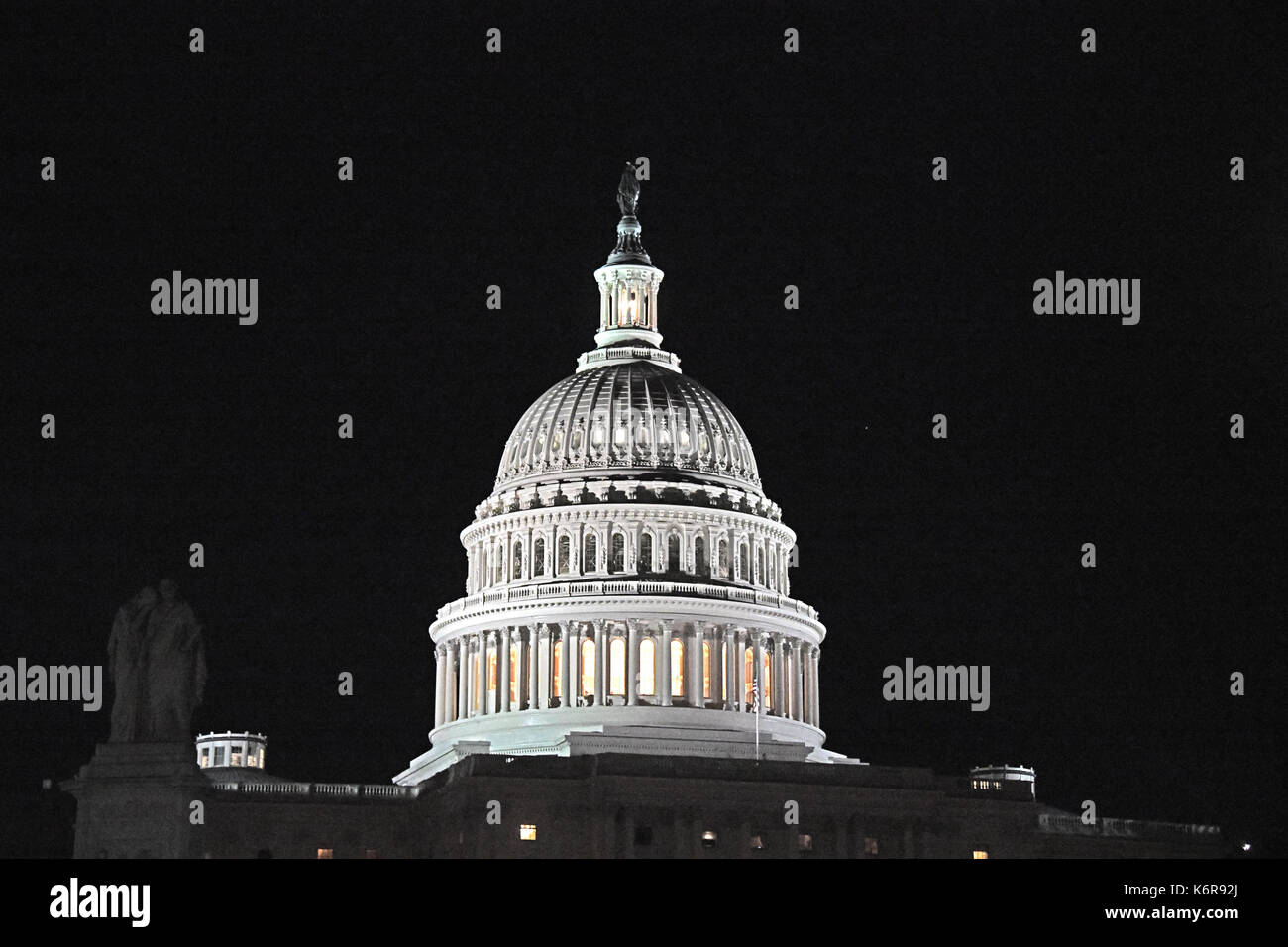 Una risoluzione molto alta vista notturna della cupola del Campidoglio degli Stati Uniti con la lanterna accesa guardando verso il fronte ovest in Washington, DC martedì, settembre 12, 2017 la lanterna è accesa quando una o entrambe le case del congresso sono in sessione. Credito: ron sachs/cnp - nessun filo service - foto: ron sachs/consolidato/dpa Foto Stock