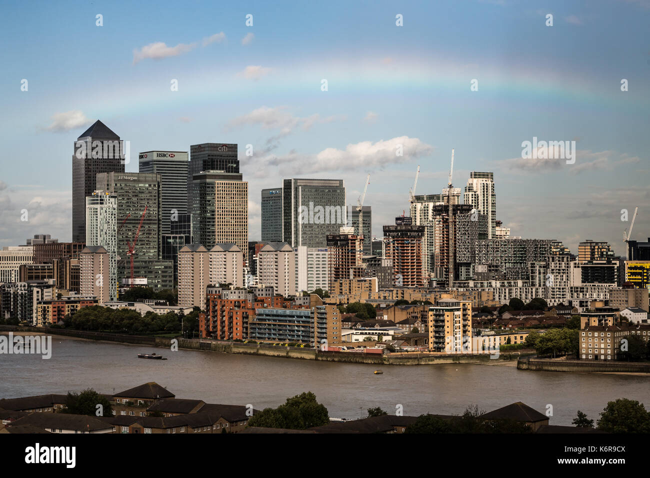Londra, Regno Unito. Xiii Sep, 2017. Regno Unito: Meteo arcobaleno colorato rompe su Canary Wharf business park edifici nella zona est di Londra durante il pomeriggio un acquazzone. Credito: Guy Corbishley/Alamy Live News Foto Stock