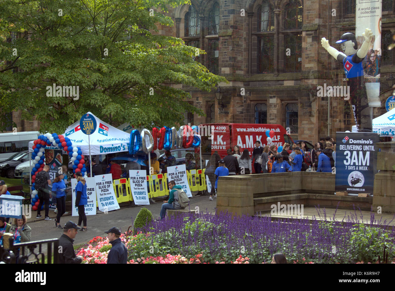 Glasgow, Scotland, Regno Unito. Xiii sett, 2017. uk meteo. Glasgow city ha avuto un enorme afflusso di studenti in città e university avenue era pieno di loro celebrando universitari iscritti al settimana all'inizio di un altro anno accademico . credito: gerard ferry/alamy live news Foto Stock