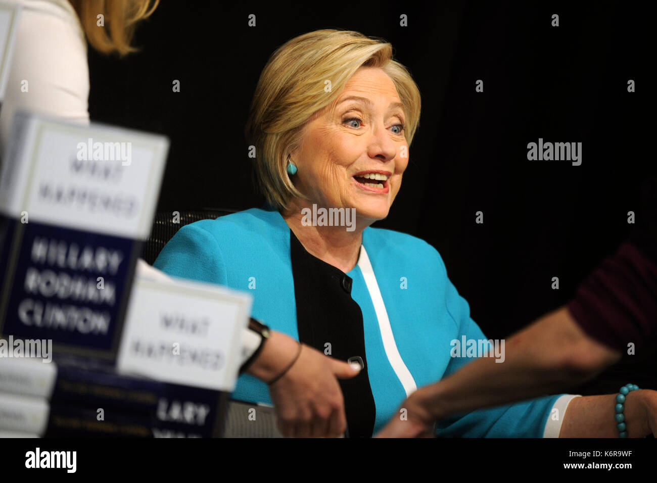 New York, Stati Uniti. 12 settembre 2017. Hillary Clinton firma copie del suo libro, 'What Happen' a Barnes & Noble Union Square il 12 settembre 2017 a New York City. Credit: Geisler-Fotopress/Alamy Live News Foto Stock