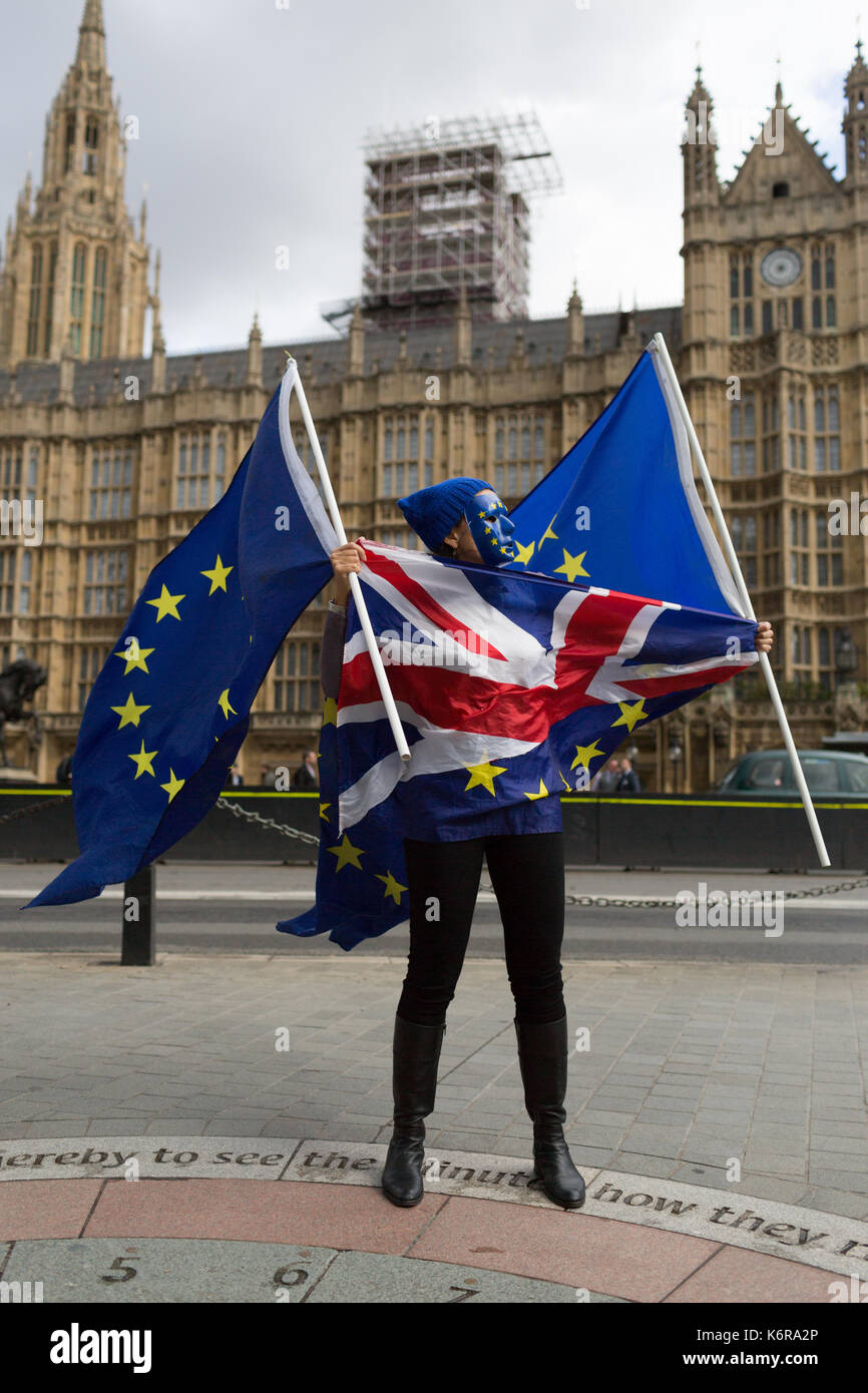 Londra, Regno Unito. Xiii Sep, 2017. pro-UE rimangono elettore sventolando ue e bandiere britanniche al di fuori di westminster davanti al 3milioni citizenslobby17 Incontriamoci. Credito: radek bayek/alamy live news Foto Stock