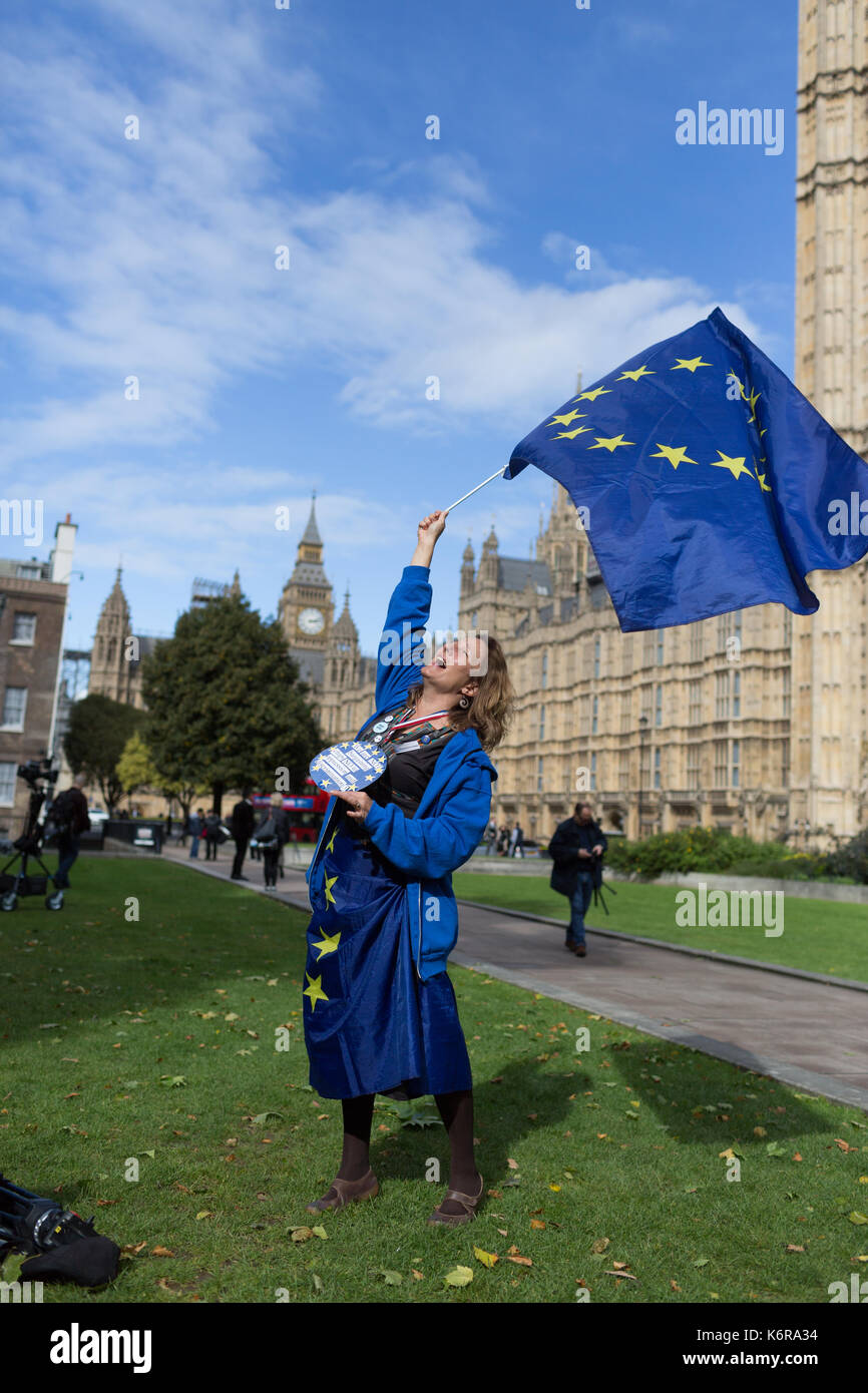 Londra, Regno Unito. Xiii Sep, 2017. pro-UE rimangono gli elettori sventolare la bandiera dell'UE al di fuori di westminster davanti al 3milioni citizenslobby17 Incontriamoci. Credito: radek bayek/alamy live news Foto Stock