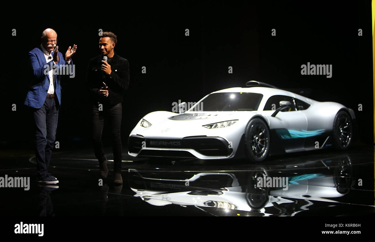 12.09.2017, Messegelände, Francoforte, 67. IAA Pkw Frankfurt/Main, 14. - 24. Settembre 2017 , im Bild Pressekonferenz Mercedes Benz Projece uno, vorgestellt von Formel 1 Fahrer Lewis Hamilton, il dott. Dieter Zetsche (Vorstandsvorsitzender der Daimler AG) Foto: Cronos/Hasan Bratic Foto Stock