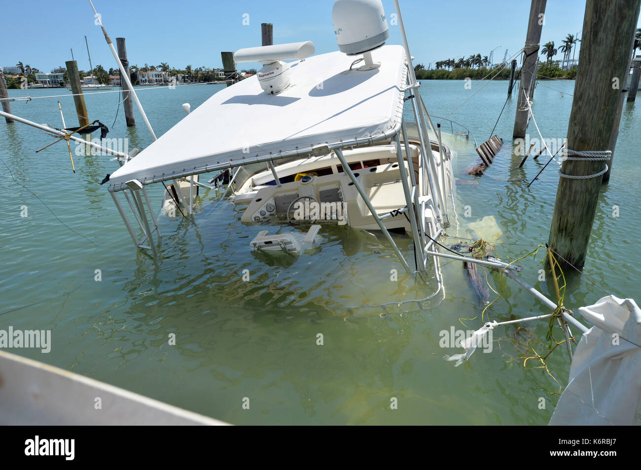 Miami Beach, Florida, Stati Uniti. 13th settembre 2017. (COPERTURA esclusiva) ***NO NY DAILIES*** ***USO EDITORIALE ONLY*** Gli Effetti di Extreme Categoria 5 uragano Irma non sono stati riservati ai poveri come Star Island 'dove alcune delle persone più ricche del mondo vivono' è stato devastato, ma il rath of Hurricane Irma che è sede della casalinga di Miami Lisa Hochstein, Rapper Sean Combs, Attorney Roy Black e Rosie o'Donnell solo per citarne alcuni il 13 settembre 2017 a Miami Beach, Florida People: Sunken Boat on Watson Island Credit: Mpi122/Media Punch/Alamy Live News Foto Stock