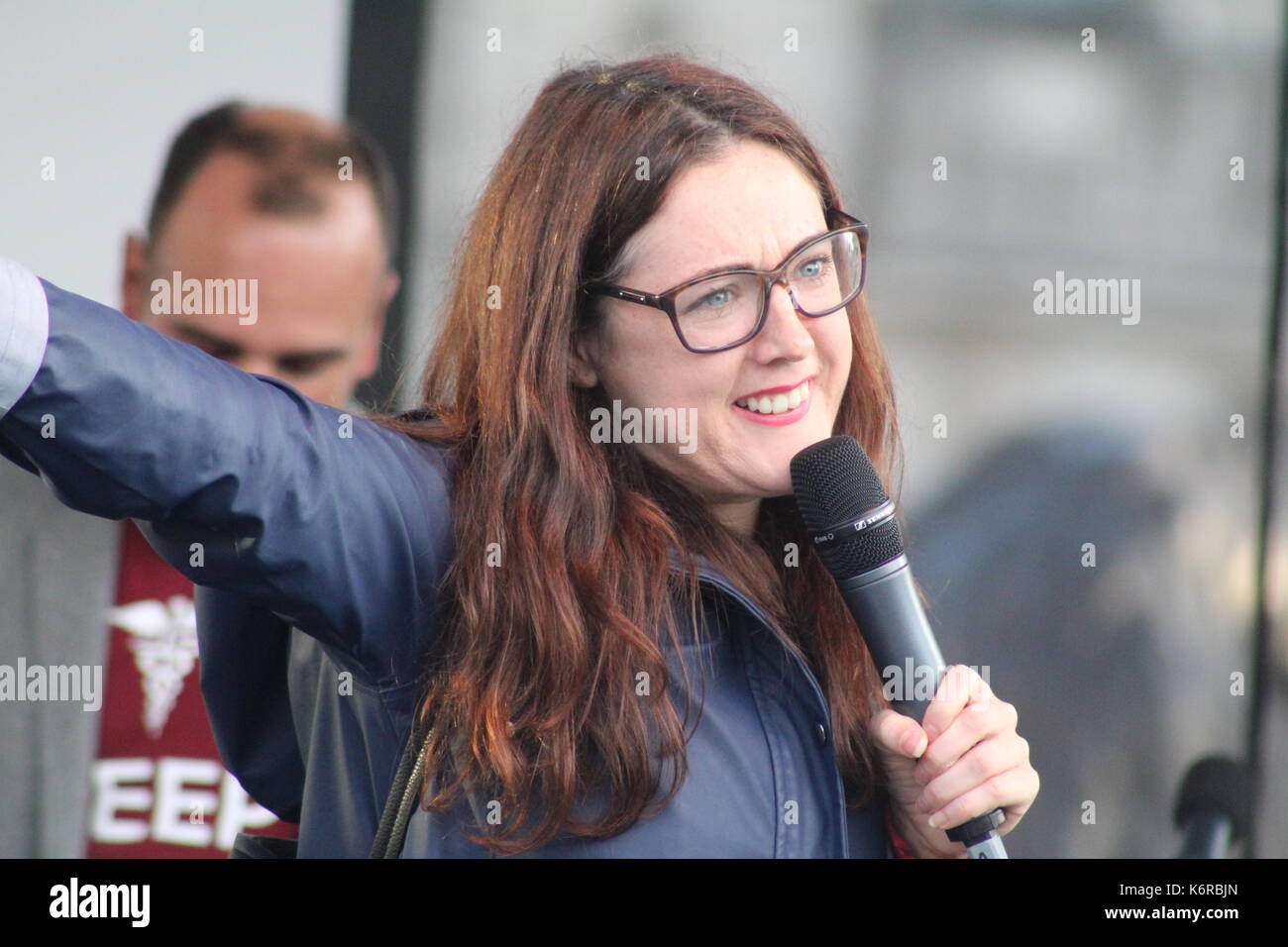 Londra, Regno Unito. Xiii Sep, 2017. comico e attivista politico grainne maguire parla un rally per ue migranti in Trafalgar Square. più di tre milioni di lavoratori migranti dell'UE vivono attualmente nel Regno Unito, con molti timorosi del loro futuro dopo brexit. Credito: polipixuk/alamy live news Foto Stock