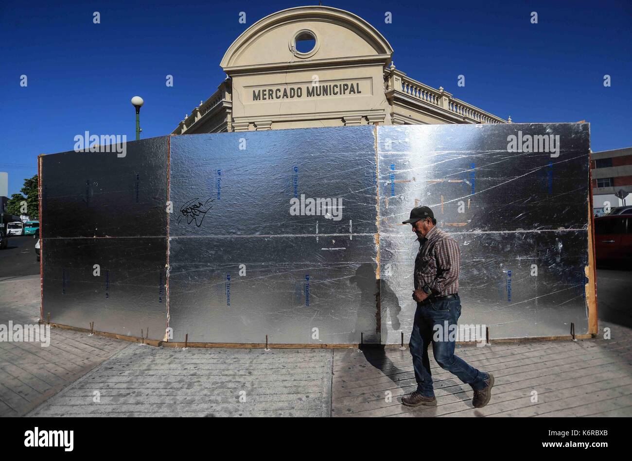 Nacozari, Messico. Xiii Sep, 2017. al di fuori del mercato comunale di hermosillo sonora maxico sono state poste le schermate coperto con un foglio di alluminio in modo da formare una barriera protettiva per evitare incidenti, mentre gli inquilini ancora aspettano l'inizio di rimodellamento funziona con un ritardo di due mesi. 13tyh Sep, 2017. Credito: nortephoto.com/alamy live news Foto Stock