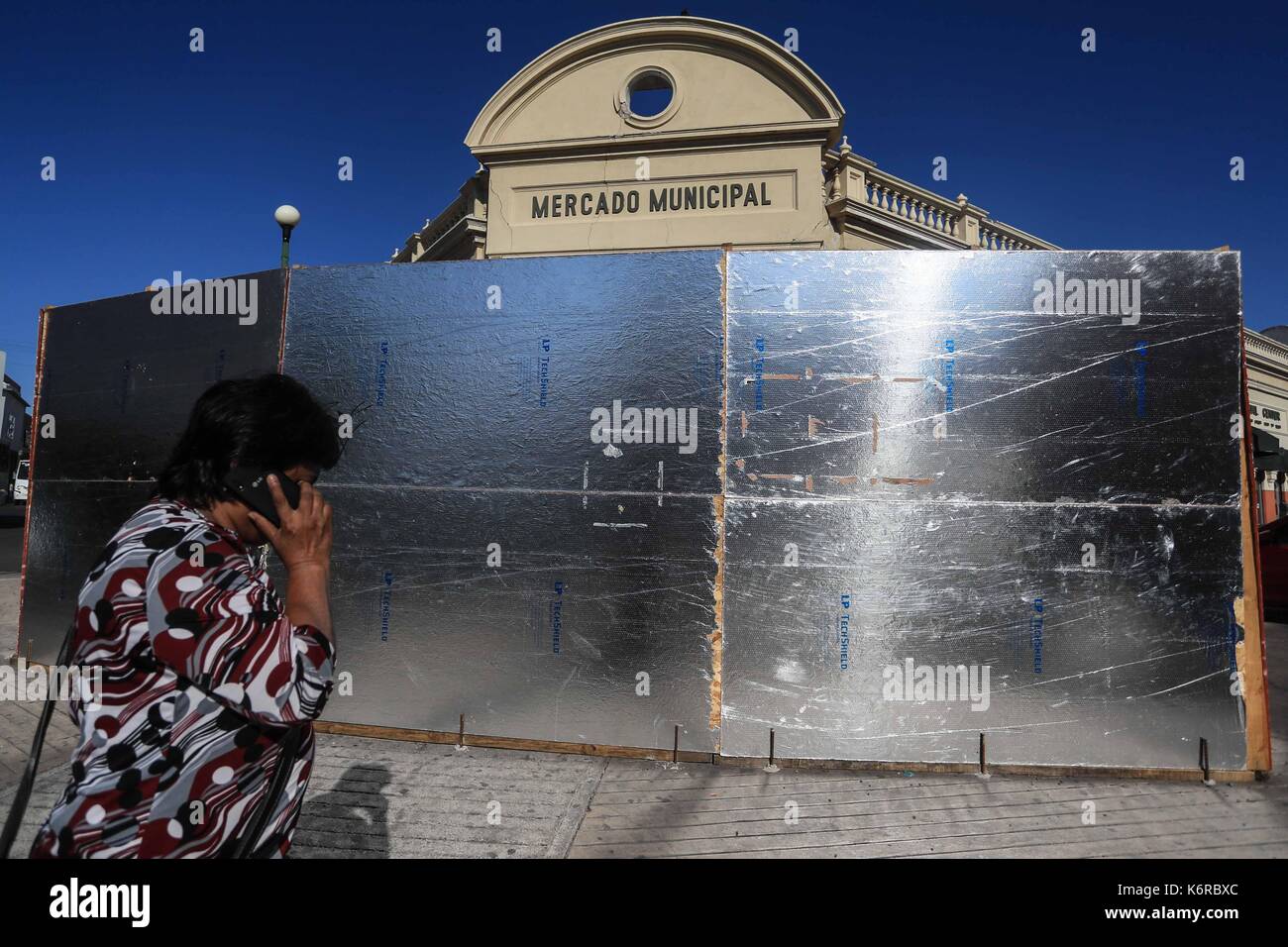 Nacozari, Messico. Xiii Sep, 2017. al di fuori del mercato comunale di hermosillo sonora maxico sono state poste le schermate coperto con un foglio di alluminio in modo da formare una barriera protettiva per evitare incidenti, mentre gli inquilini ancora aspettano l'inizio di rimodellamento funziona con un ritardo di due mesi. 13tyh Sep, 2017. Credito: nortephoto.com/alamy live news Foto Stock