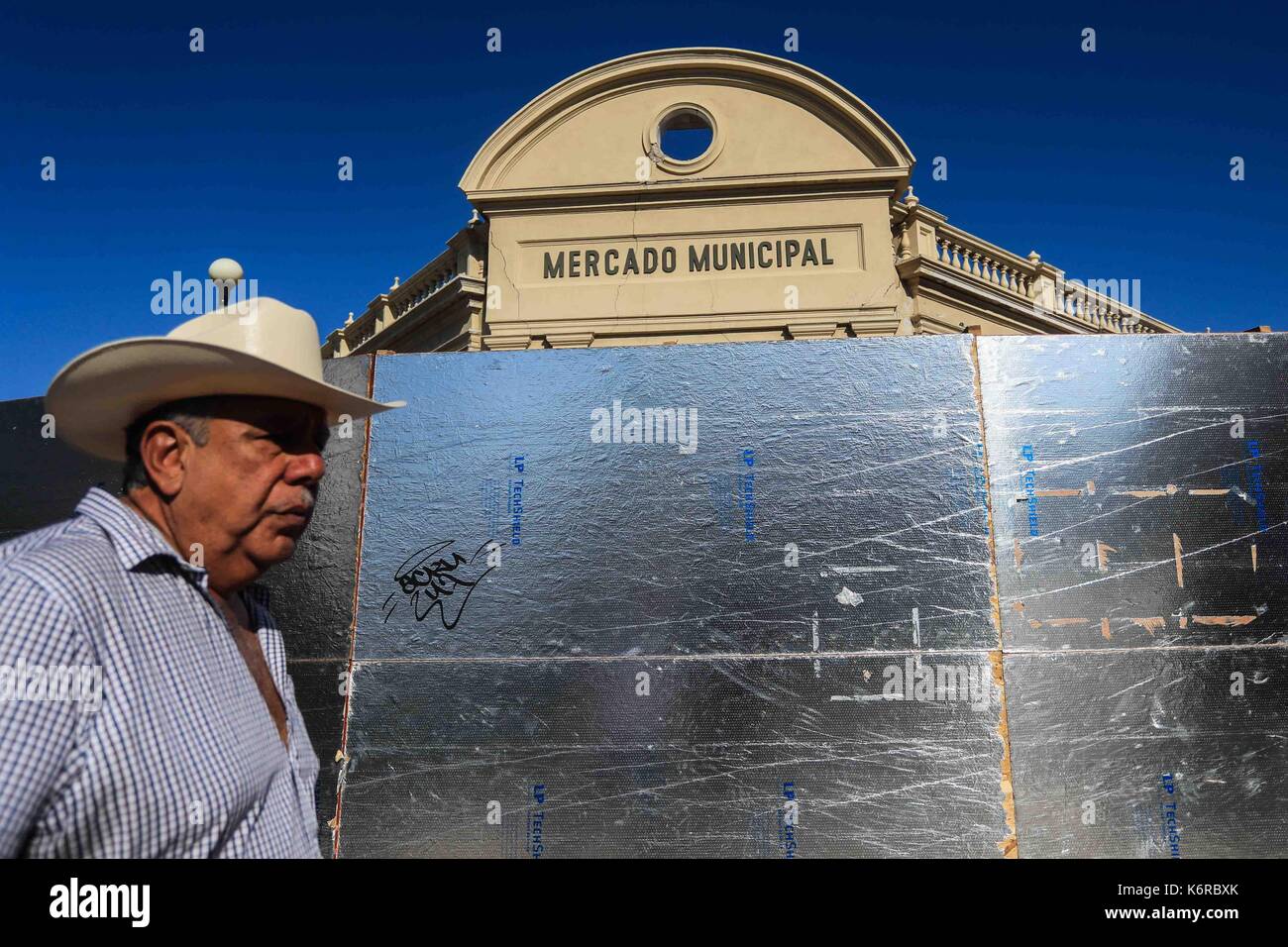 Nacozari, Messico. Xiii Sep, 2017. al di fuori del mercato comunale di hermosillo sonora maxico sono state poste le schermate coperto con un foglio di alluminio in modo da formare una barriera protettiva per evitare incidenti, mentre gli inquilini ancora aspettano l'inizio di rimodellamento funziona con un ritardo di due mesi. 13tyh Sep, 2017. Credito: nortephoto.com/alamy live news Foto Stock
