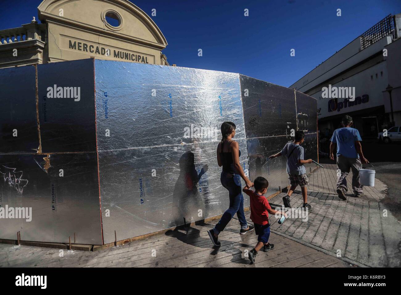 Nacozari, Messico. Xiii Sep, 2017. al di fuori del mercato comunale di hermosillo sonora maxico sono state poste le schermate coperto con un foglio di alluminio in modo da formare una barriera protettiva per evitare incidenti, mentre gli inquilini ancora aspettano l'inizio di rimodellamento funziona con un ritardo di due mesi. 13tyh Sep, 2017. Credito: nortephoto.com/alamy live news Foto Stock