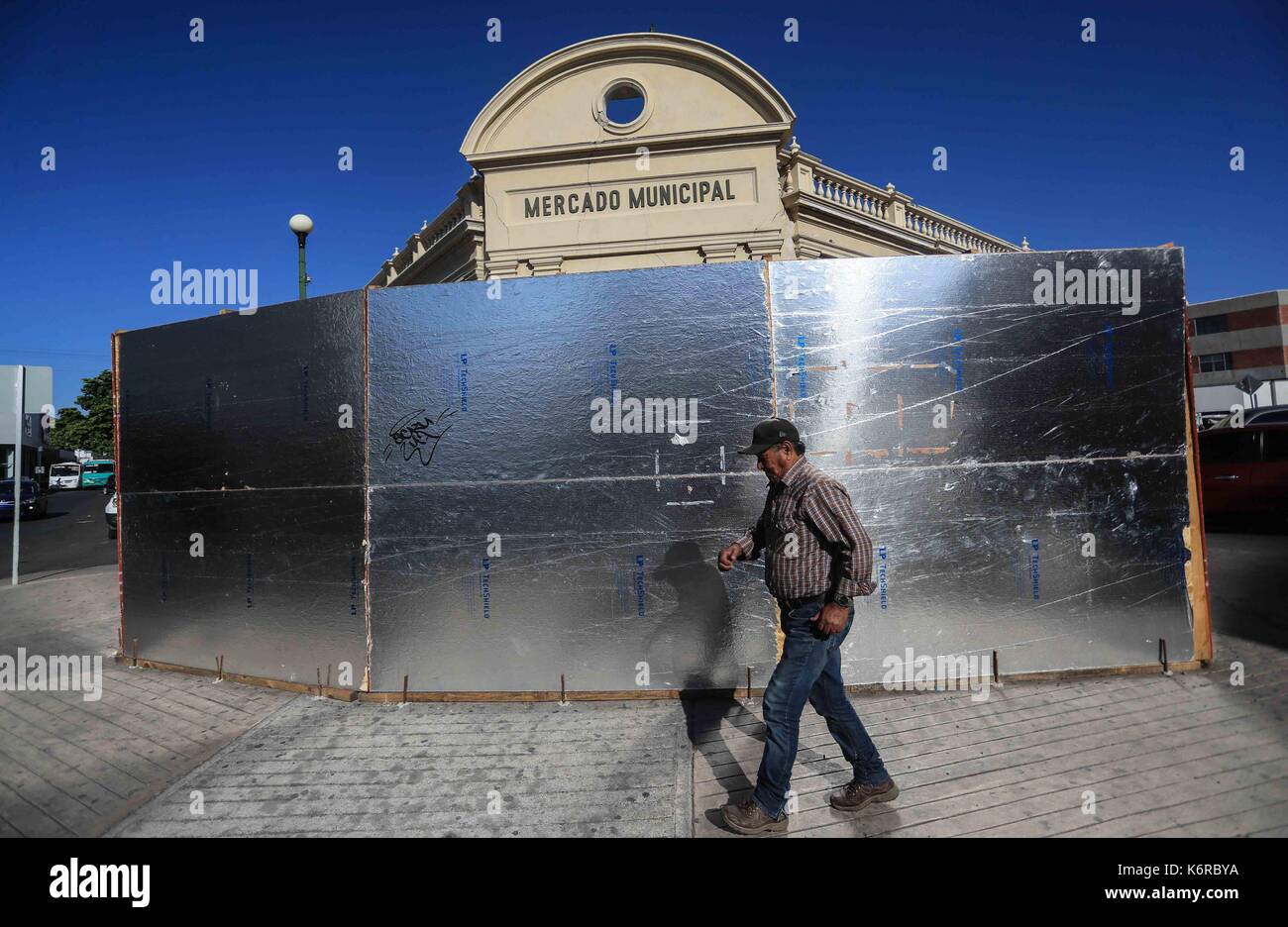 Nacozari, Messico. Xiii Sep, 2017. al di fuori del mercato comunale di hermosillo sonora maxico sono state poste le schermate coperto con un foglio di alluminio in modo da formare una barriera protettiva per evitare incidenti, mentre gli inquilini ancora aspettano l'inizio di rimodellamento funziona con un ritardo di due mesi. 13tyh Sep, 2017. Credito: nortephoto.com/alamy live news Foto Stock