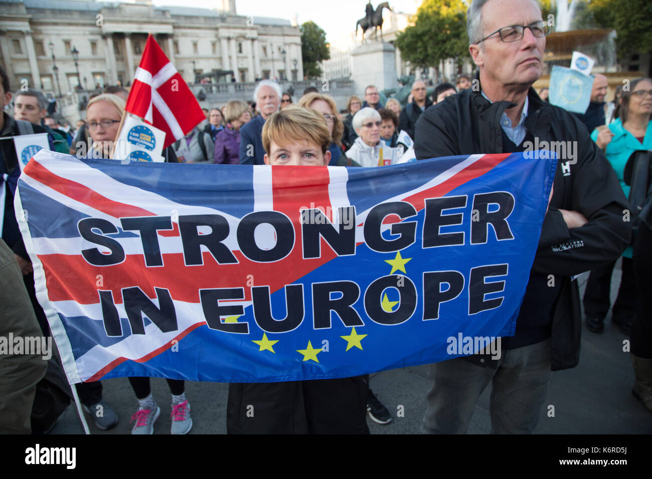 Londra, Regno Unito. Xiii Sep, 2017. La gente ascolta un altoparlante durante un rally in Trafalgar square e chiede al governo di garantire i diritti dei cittadini UE che risiedono nel Regno Unito post-Brexit. Credito: Thabo Jaiyesimi/Alamy Live News Foto Stock