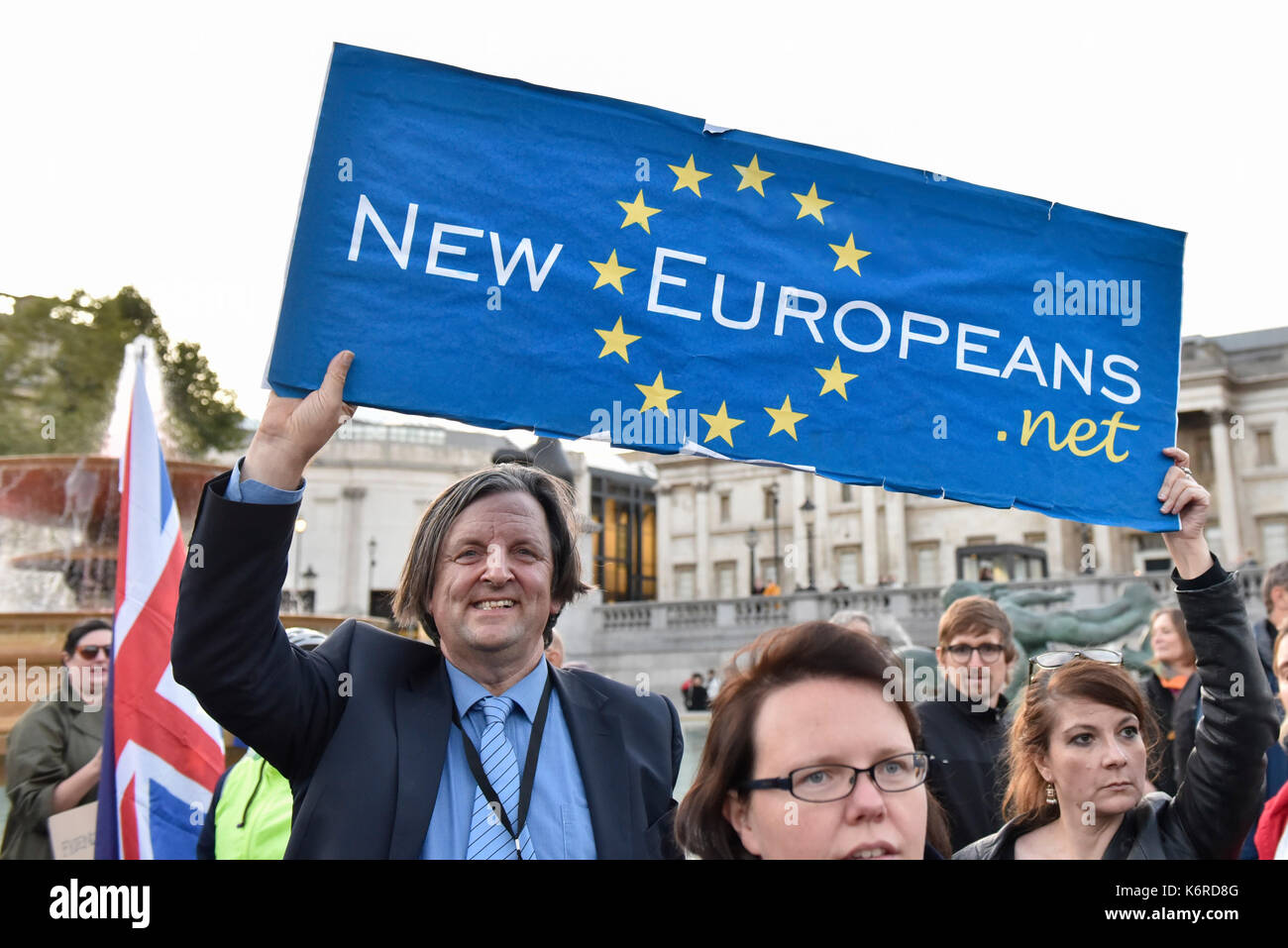 Londra, Regno Unito. Xiii Sep, 2017. Le persone si radunano in Trafalgar Square per un rally di campagna elettorale per proteggere e salvaguardare i diritti dei cittadini dell' Unione europea nel Regno Unito e per i cittadini britannici nell'UE in modo che essi possano continuare a vivere la loro vita come prima della votazione Brexit. Credito: Stephen Chung/Alamy Live News Foto Stock