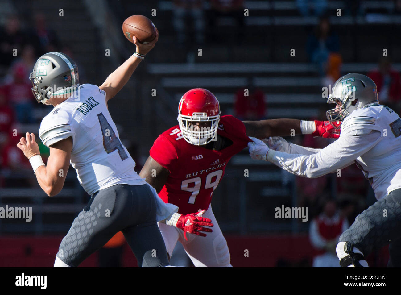 Piscataway, NJ, Stati Uniti d'America. 09Sep, 2017. Rutgers Scarlet Knights defensive lineman Kevin Wilkins (99) proietta un blocco nel perseguimento di Eastern Michigan Eagles quarterback Brogan Roback (4) durante il gioco tra il Michigan orientale aquile e Rutgers Scarlet Knights al culmine Solutions Stadium di Piscataway, NJ. Credito: Kostas Lymperopoulos/CSM, Credito: csm/Alamy Live News Foto Stock