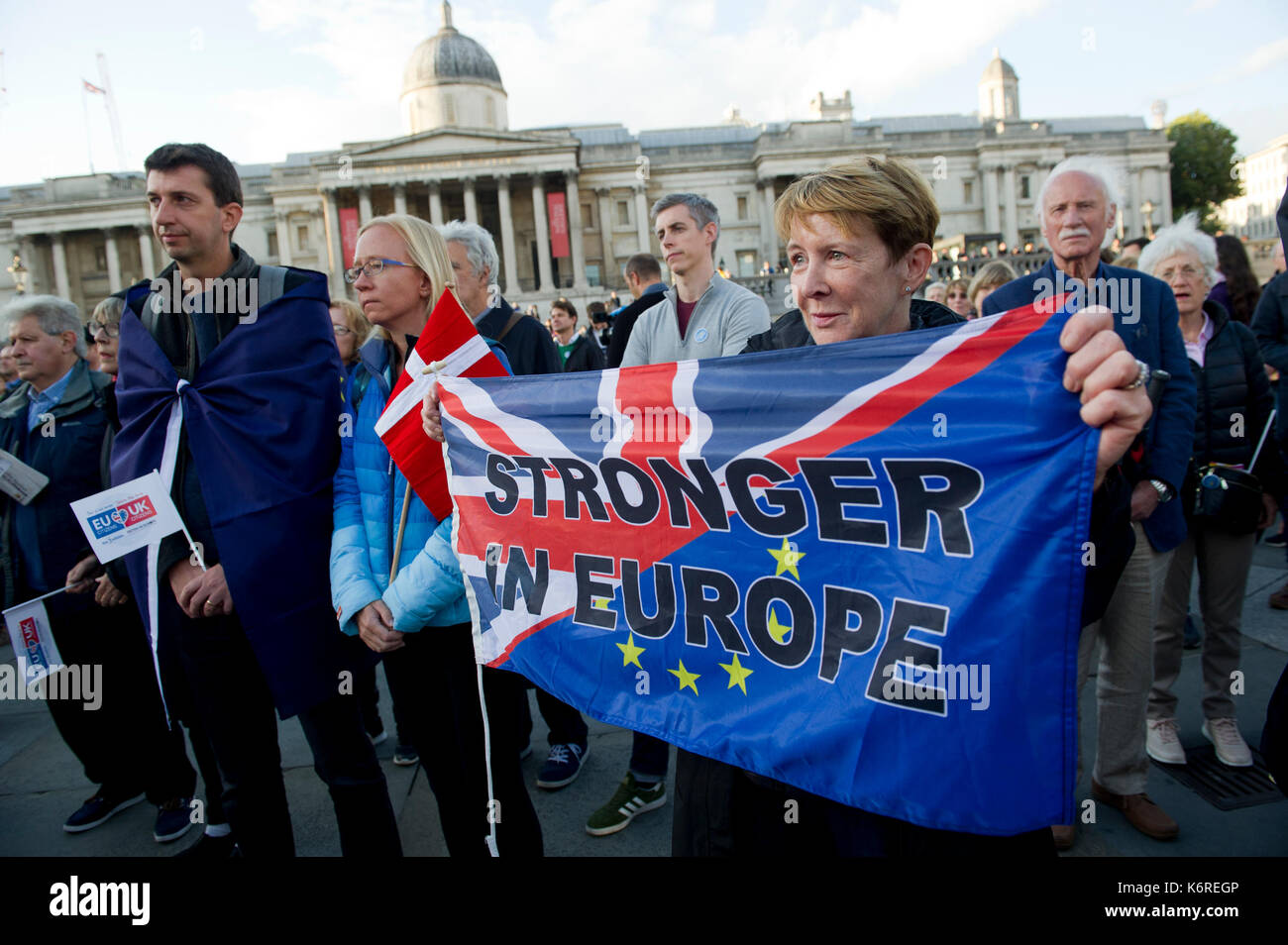 Londra, Regno Unito. Xiii Sep, 2017. I tifosi sono raffigurate tenendo un banner con il Regno Unito e la bandiera UE writting su di esso 'Stronger in Europa" durante i cittadini" Rally come una giornata di azione per cittadini dell' Unione europea nel Regno Unito e per i cittadini britannici in Europa. Ai cittadini il Rally in Trafalgar Square è stato creato per celebrare la vita di tutti i cittadini UE che risiedono nel Regno Unito & i cittadini britannici in Europa e sostenere la loro semplice chiedere di conservare i loro diritti attuali invariata dopo Brexit. Foto Stock