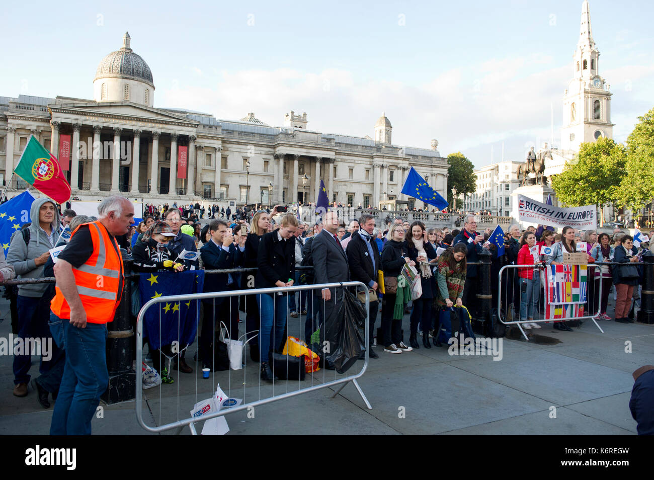 Londra, Regno Unito. Xiii Sep, 2017. I tifosi sono raffigurate tenendo diverse bandiere dell'UE durante i cittadini" Rally come una giornata di azione per cittadini dell' Unione europea nel Regno Unito e per i cittadini britannici in Europa. Ai cittadini il Rally in Trafalgar Square è stato creato per celebrare la vita di tutti i cittadini UE che risiedono nel Regno Unito & i cittadini britannici in Europa e sostenere la loro semplice chiedere di conservare i loro diritti attuali invariata dopo Brexit. La manifestazione è organizzata da gruppi di cittadini la3milioni e britannici in Europa, in collaborazione con un'altra Europa è possibile, alternative europee, i diritti dei migranti e della rete di Unison. Foto Stock