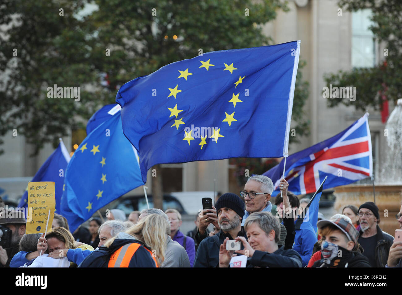 Londra, Regno Unito. Xiii Sep, 2017. I tifosi sono raffigurate tenendo diverse bandiere dell'UE e una bandiera del Regno Unito durante i cittadini" Rally come una giornata di azione per cittadini dell' Unione europea nel Regno Unito e per i cittadini britannici in Europa. Ai cittadini il Rally in Trafalgar Square è stato creato per celebrare la vita di tutti i cittadini UE che risiedono nel Regno Unito & i cittadini britannici in Europa e sostenere la loro semplice chiedere di conservare i loro diritti attuali invariata dopo Brexit. Foto Stock