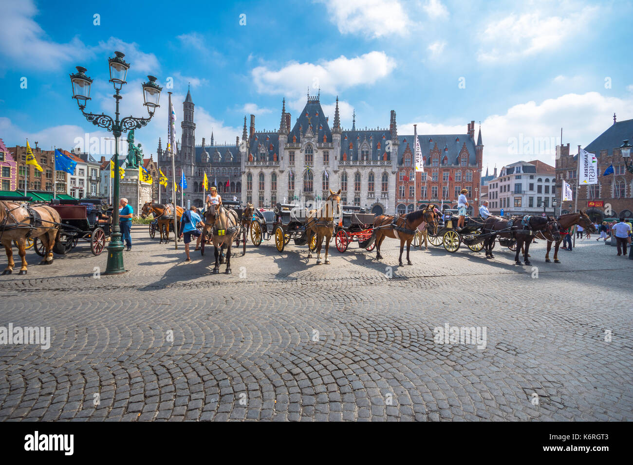 Carrozze sul Grote Markt Square nella città medievale Brugge al mattino, Belgio. Foto Stock